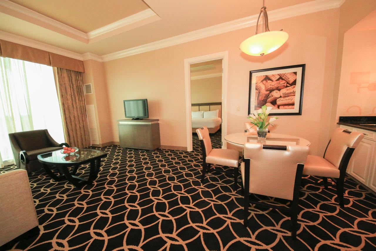 Hollywood Casino St. Louis Hotel Maryland Heights Room photo